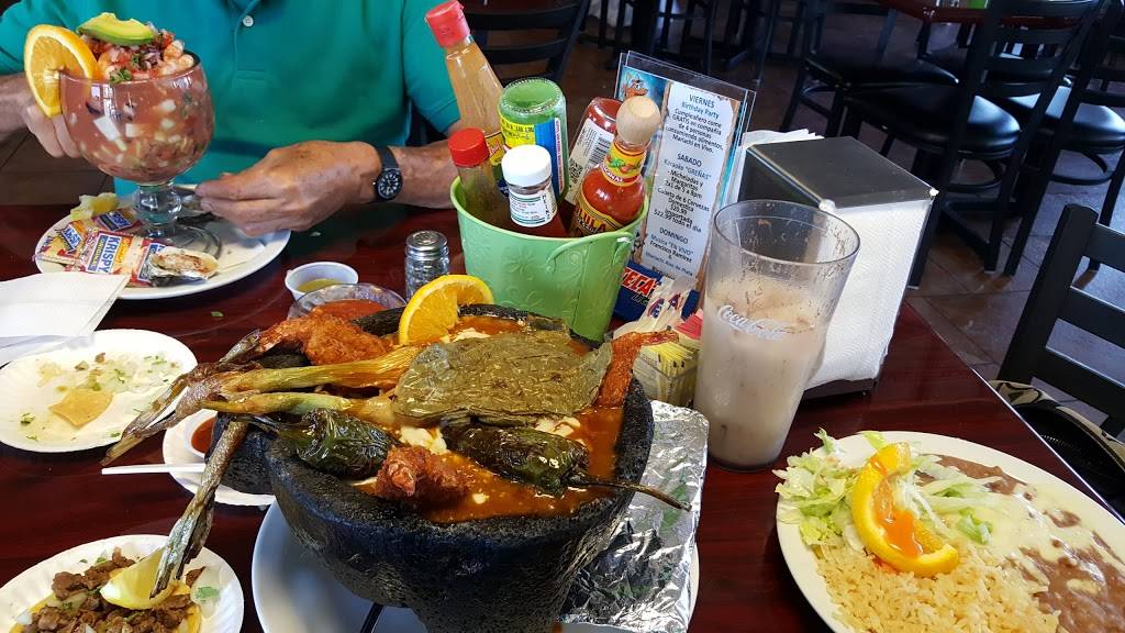 Tacos y Mariscos Las Espuelas | restaurant | 4724 N Blackstone Ave, Fresno, CA 93726, USA | 5592211550 OR +1 559-221-1550