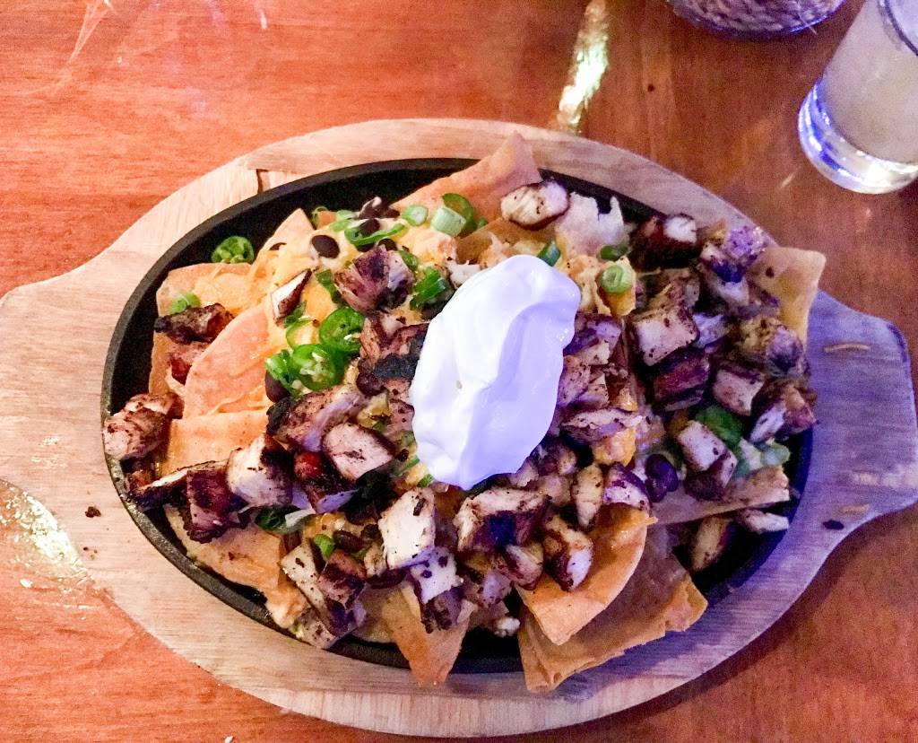 Wauwatiki Bar & Grill | restaurant | 6502 W North Ave, Wauwatosa, WI 53213, USA | 4143237555 OR +1 414-323-7555