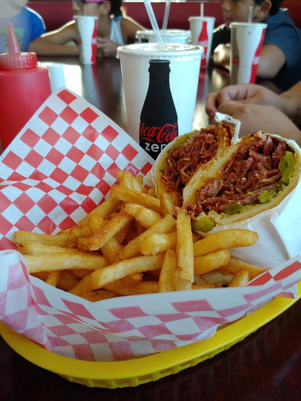 Yellow Basket Burgers | restaurant | 14303 Palmdale Rd, Victorville, CA 92392, USA | 7609527534 OR +1 760-952-7534