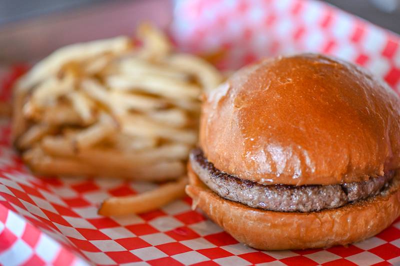 Drakes Burgers And Shakes | restaurant | 6560 Greatwood Pkwy #100, Sugar Land, TX 77479, USA | 2819377868 OR +1 281-937-7868