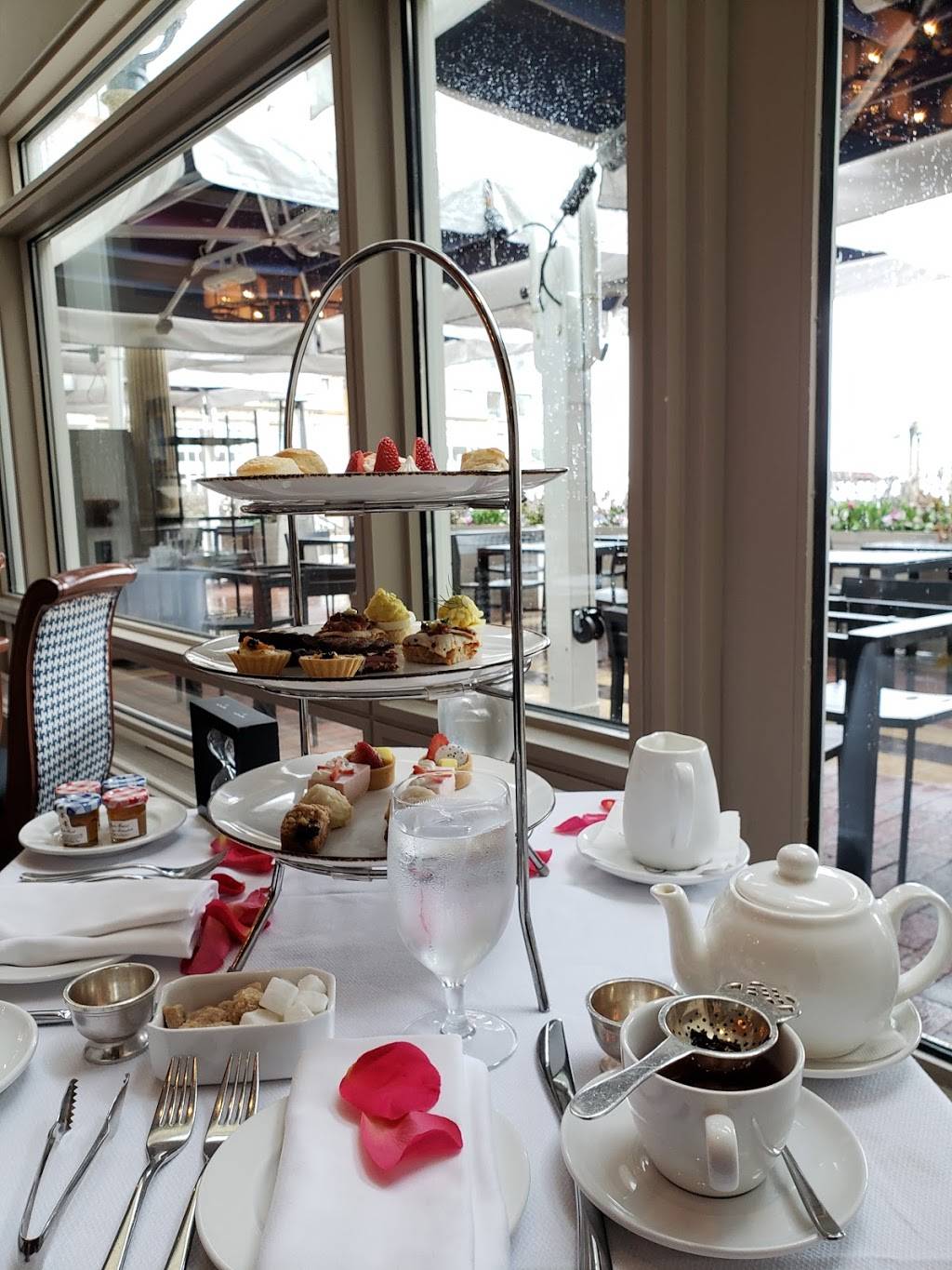 Rowes Wharf Sea Grille | restaurant | 70 Rowes Wharf, Boston, MA 02110, USA | 6178567744 OR +1 617-856-7744