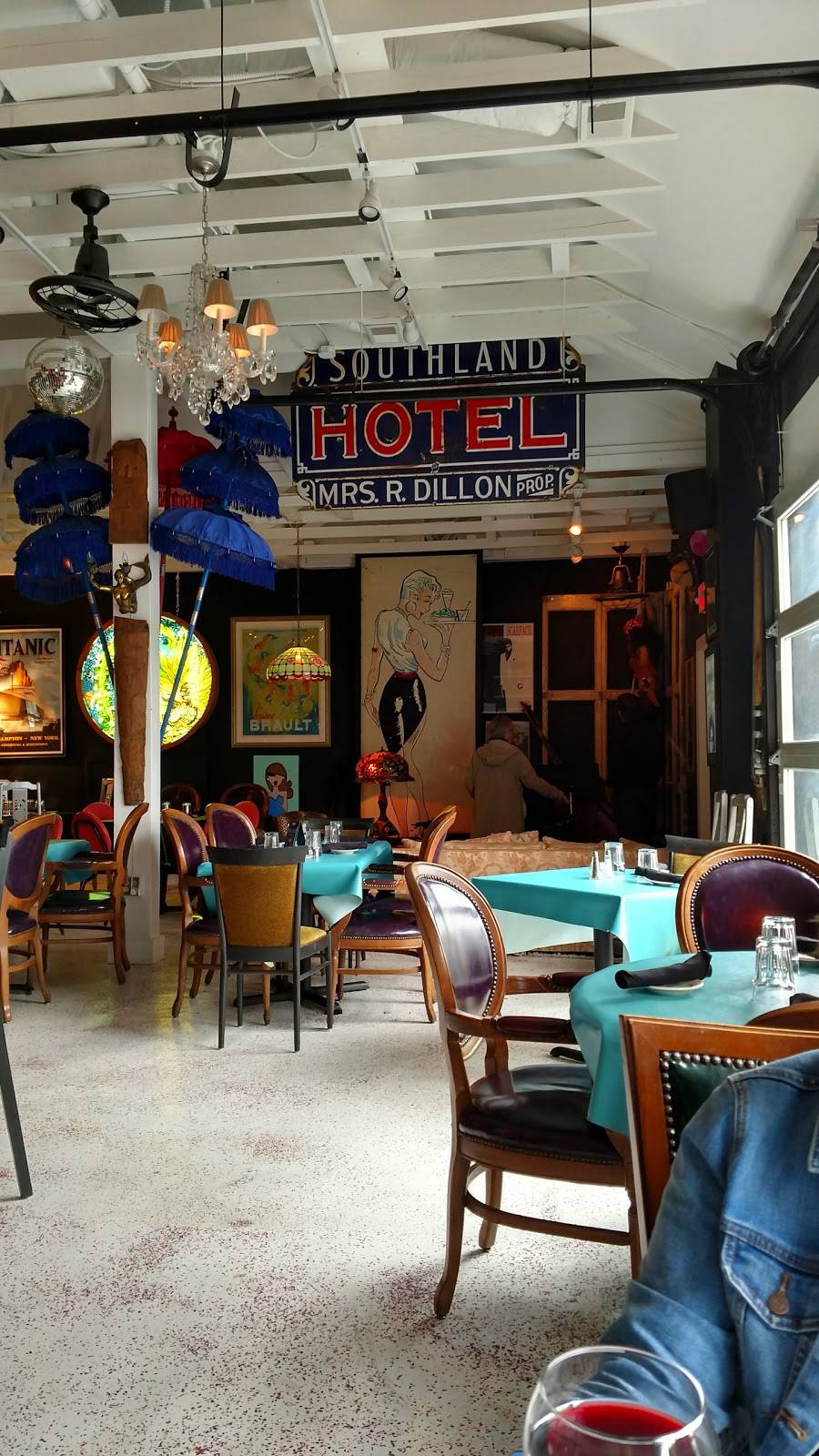 Red Light Kitchen & Lounge | restaurant | 780 N Limestone, Lexington, KY 40505, USA | 8592525277 OR +1 859-252-5277