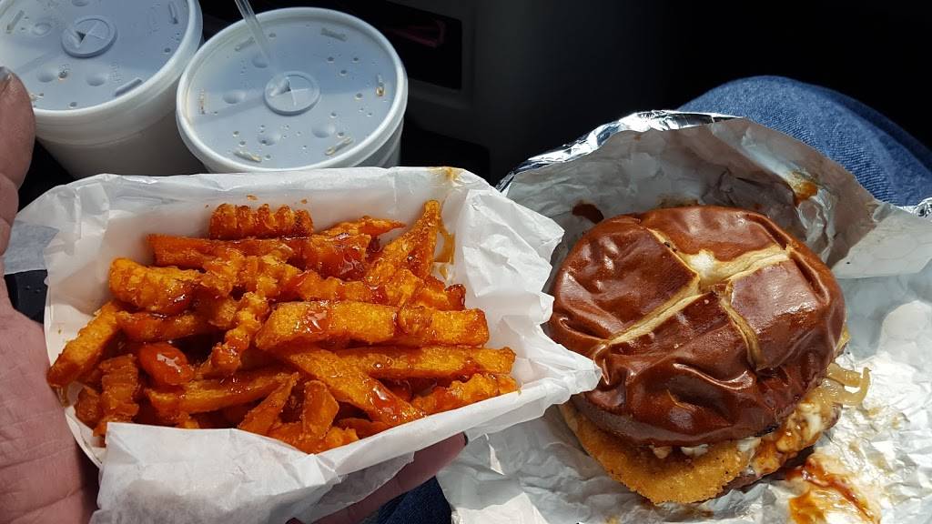 15th & Chris | restaurant | 201 15th Ave, Rockford, IL 61104, USA | 7797744116 OR +1 779-774-4116