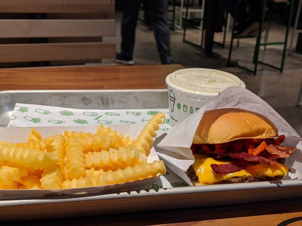 Shake Shack | restaurant | 186 NJ-35, Eatontown, NJ 07724, USA | 7328763641 OR +1 732-876-3641