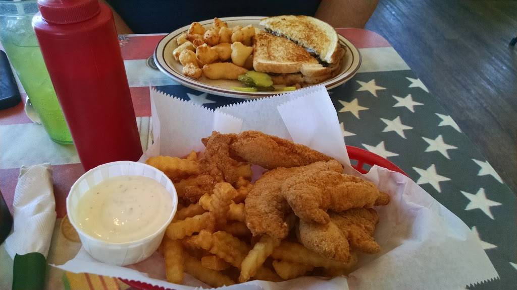 Dairy Deans Family Restaurant | restaurant | 824 4th St, Algoma, WI 54201, USA | 9204875668 OR +1 920-487-5668