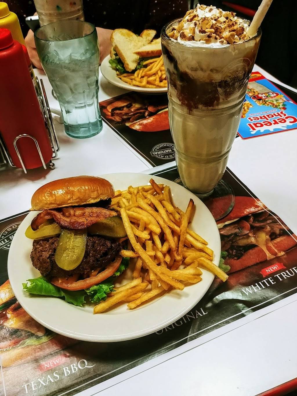 Steak n Shake | restaurant | 1211 N Keller Dr, Effingham, IL 62401, USA | 2172100386 OR +1 217-210-0386
