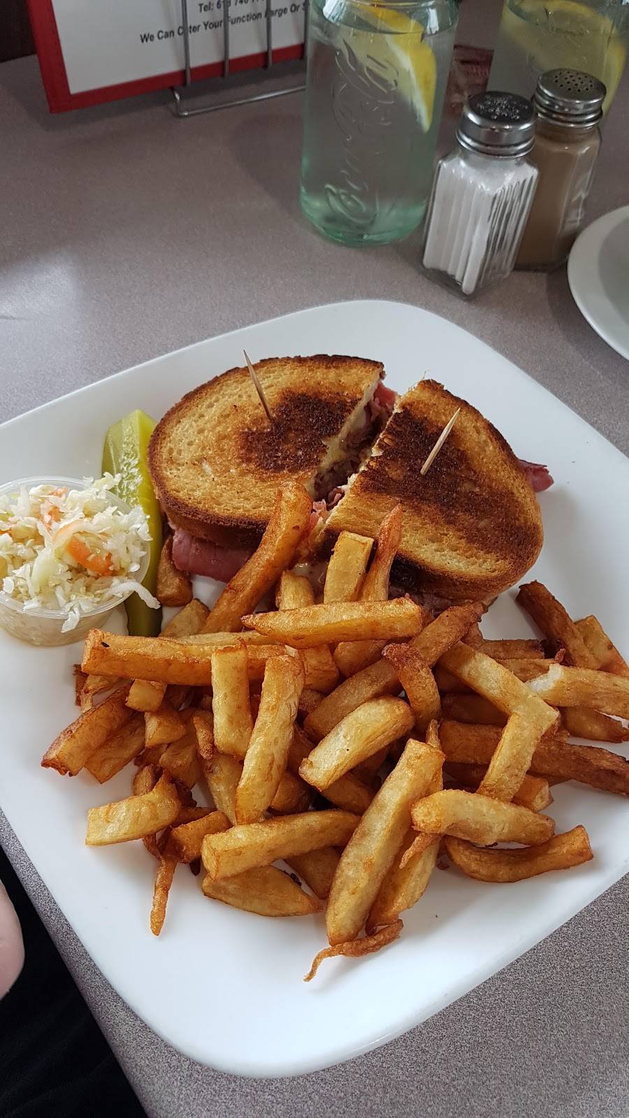 White Horse Restaurant | restaurant | 294 Tremblay Rd, Ottawa, ON K1G 0A4, Canada | 6137467767 OR +1 613-746-7767