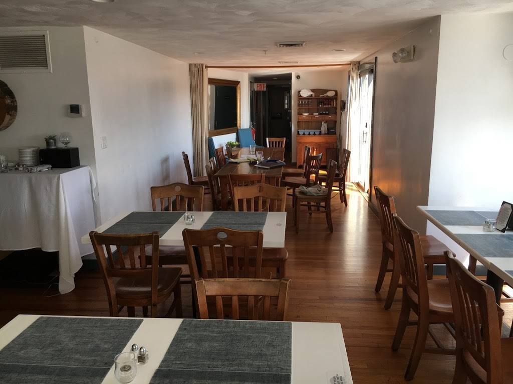 Quicks Hole Tavern | restaurant | 29 Railroad Ave, Woods Hole, MA 02543, USA | 5084950048 OR +1 508-495-0048