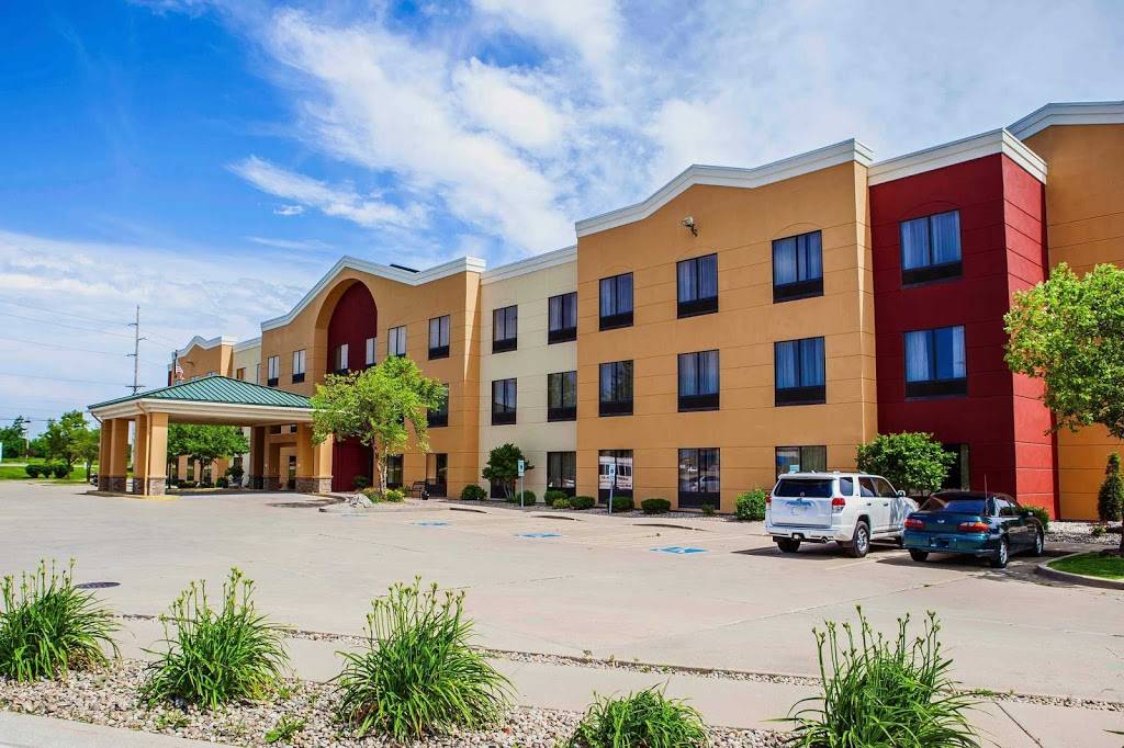 Comfort Suites | restaurant | 2620 S Dirksen Pkwy, Springfield, IL 62703, USA | 2177534000 OR +1 217-753-4000