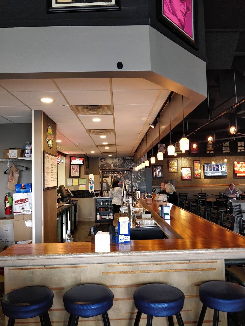 The Corner Bar & Grill | restaurant | 4015 Owen Rd, Fenton, MI 48430, USA | 8103548808 OR +1 810-354-8808