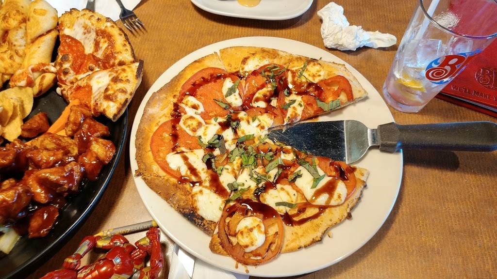 Bostons Restaurant & Sports Bar | restaurant | 3911 Venetian Dr, Newburgh, IN 47630, USA | 8128533400 OR +1 812-853-3400