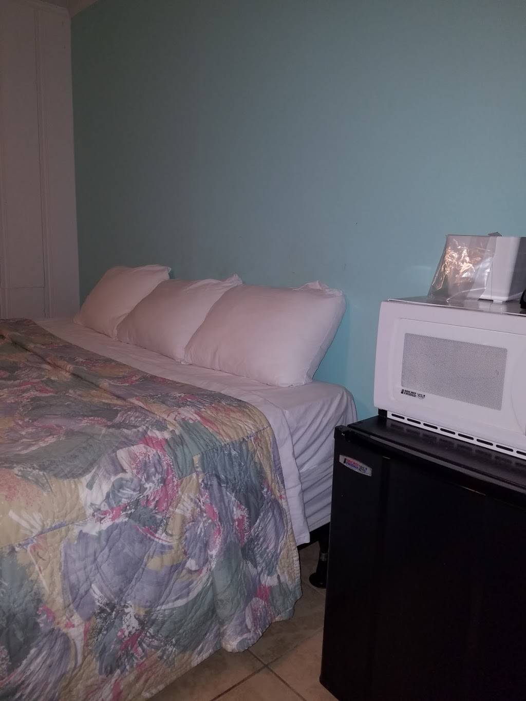 Jolly Roger Inn & Pier | restaurant | 803 Ocean Blvd, Topsail Beach, NC 28445, USA | 9103284616 OR +1 910-328-4616