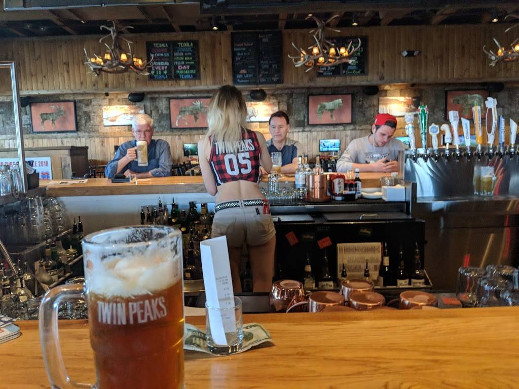 Twin Peaks | restaurant | 17W744 22nd St, Oakbrook Terrace, IL 60181, USA | 3313077940 OR +1 331-307-7940