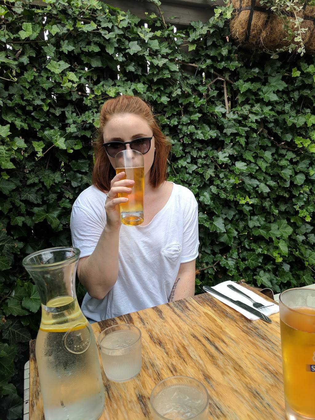 Leslie Jones | restaurant | 1182 Queen St E, Toronto, ON M4M 1L6, Canada | 4164635663 OR +1 416-463-5663