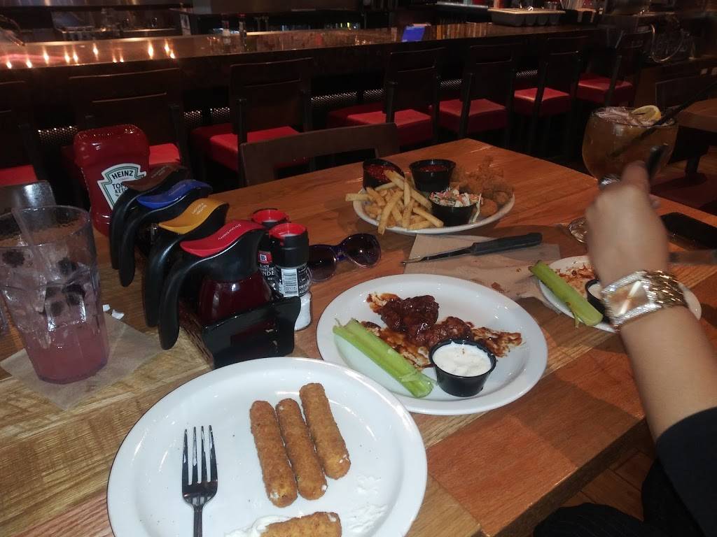 Applebees Grill + Bar | restaurant | 333 E Jefferson Ave, Detroit, MI 48226, USA | 3138795141 OR +1 313-879-5141