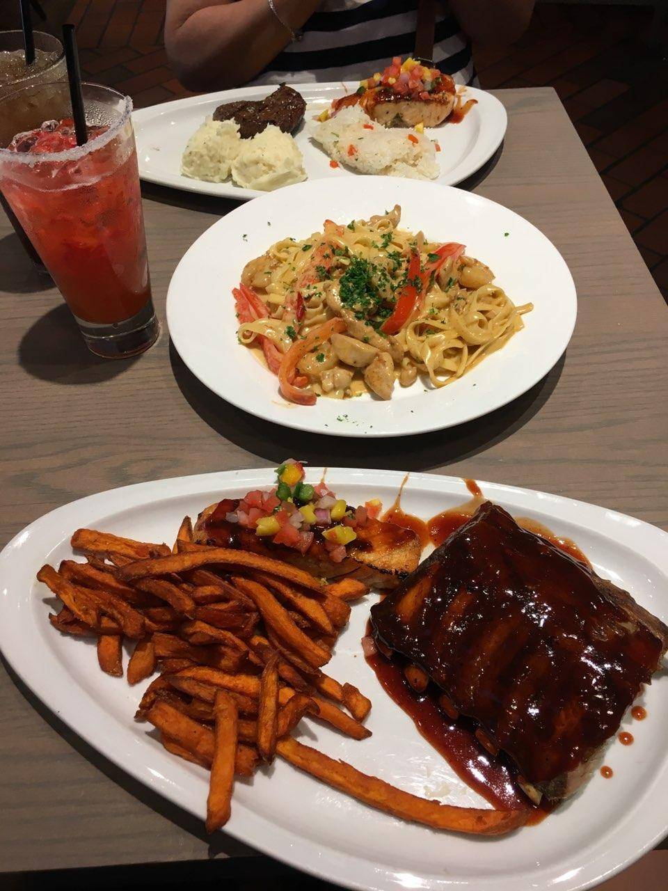 TGI Fridays | restaurant | 7000 Austin St, Forest Hills, NY 11375, USA | 7187933263 OR +1 718-793-3263