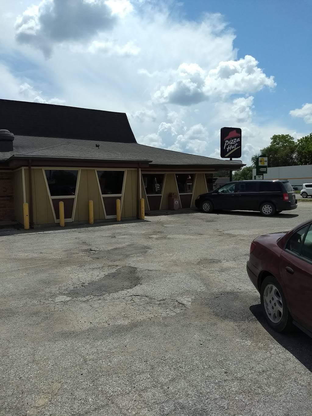 Pizza Hut | meal takeaway | 1617 S Belt Hwy, St Joseph, MO 64507, USA | 8162324040 OR +1 816-232-4040