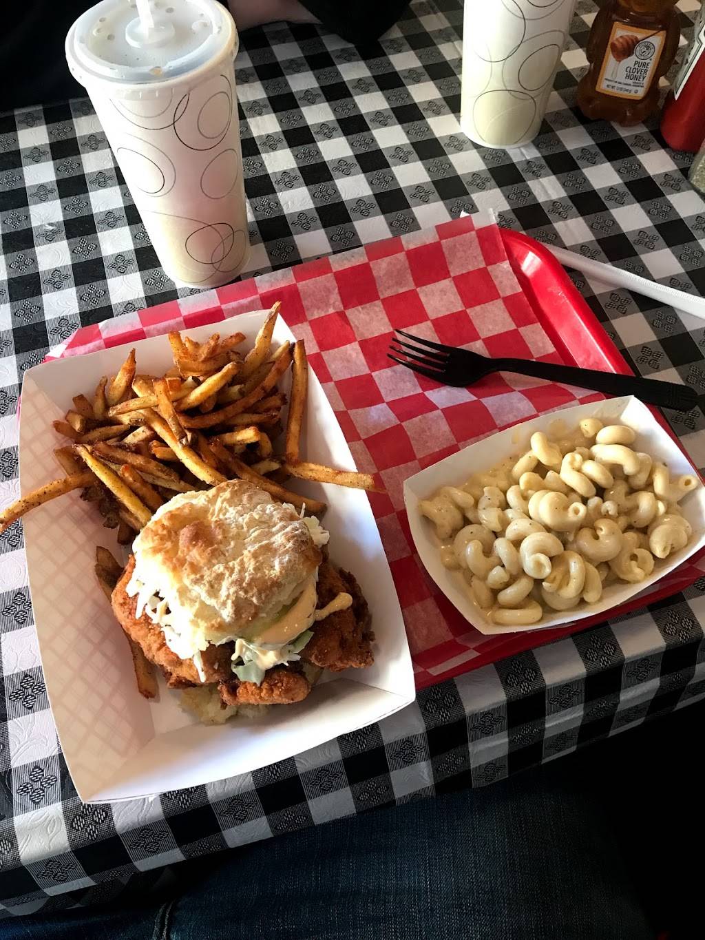 The Roost Carolina Kitchen | restaurant | 3474 N Clark St, Chicago, IL 60657, USA | 7733608303 OR +1 773-360-8303