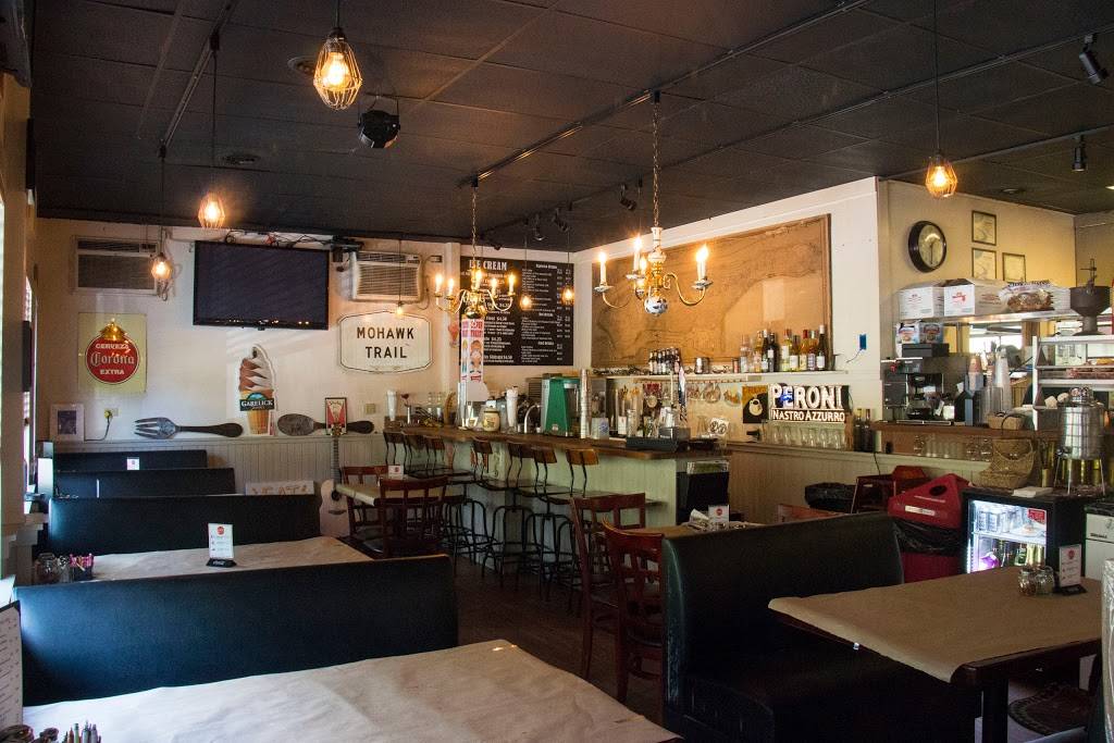 Berkshire Pizzeria | restaurant | 72 Main St, Charlemont, MA 01339, USA | 4133375501 OR +1 413-337-5501