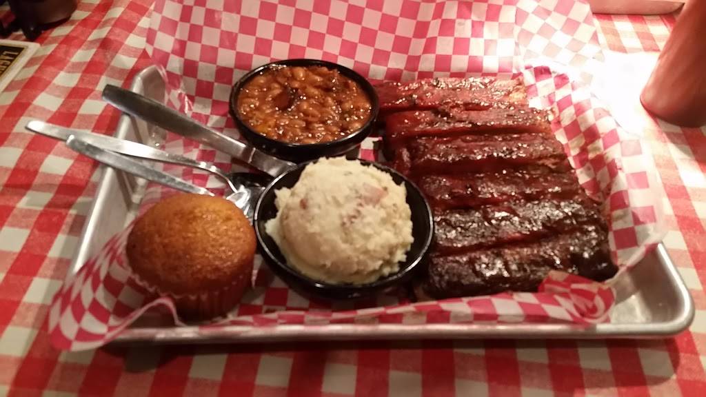 Famous Daves Bar-B-Que | restaurant | 2440 US-34, Oswego, IL 60543, USA | 6305514733 OR +1 630-551-4733