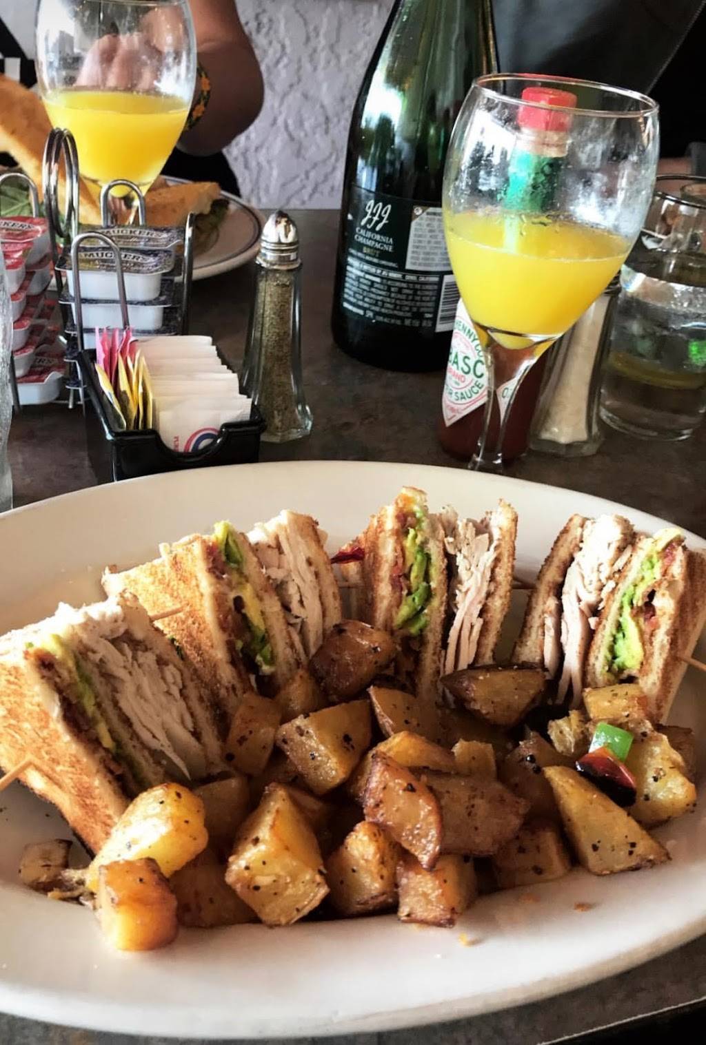 The Crooked Duck | restaurant | 5096 Pacific Coast Hwy, Long Beach, CA 90804, USA | 5624945118 OR +1 562-494-5118