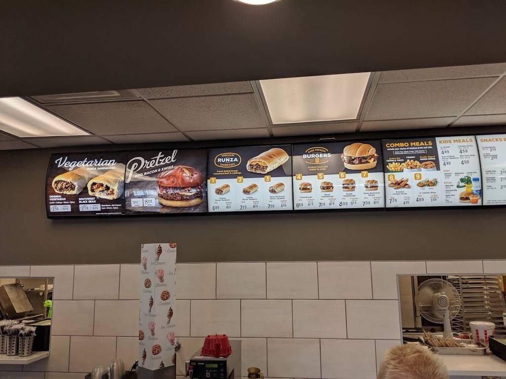 Runza Restaurant | restaurant | 8330 Northwoods Dr, Lincoln, NE 68505, USA | 4024886808 OR +1 402-488-6808