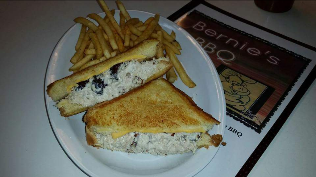 Bernies BBQ | restaurant | 1212 E 18th St, Owensboro, KY 42303, USA | 2709938461 OR +1 270-993-8461
