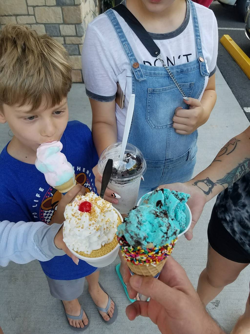 Chill Out Ice Cream Parlor | restaurant | 606 Gold Star Hwy, Shenandoah, PA 17976, USA | 5704621100 OR +1 570-462-1100