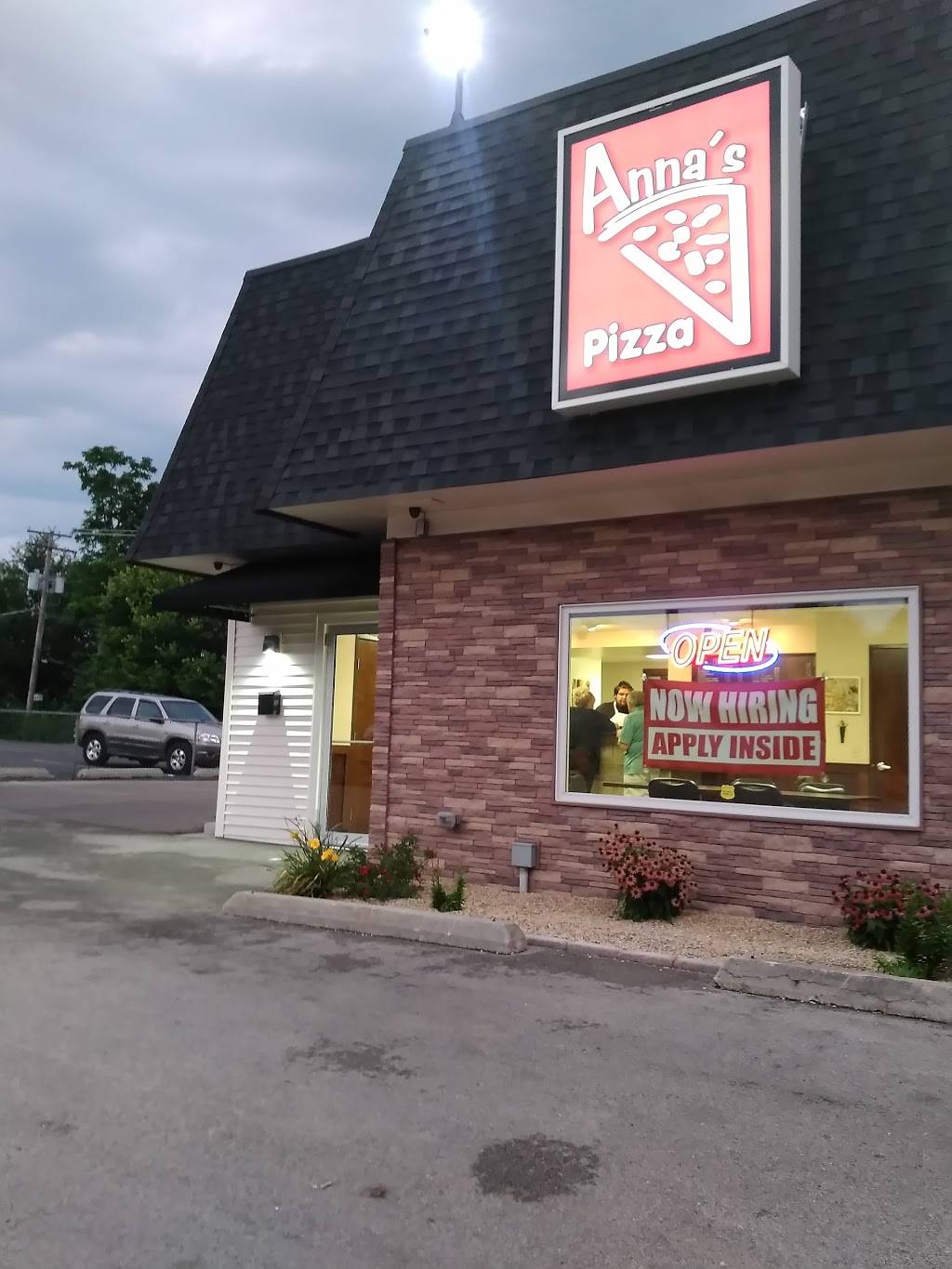 Annas Pizza | restaurant | 3505 N Main St, Rockford, IL 61103, USA | 8159632662 OR +1 815-963-2662