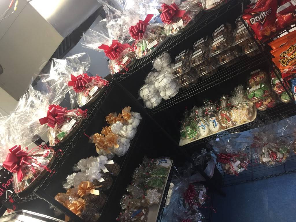 Straccos Subs And More | restaurant | 85 Sandwich St, Plymouth, MA 02360, USA | 7743435968 OR +1 774-343-5968