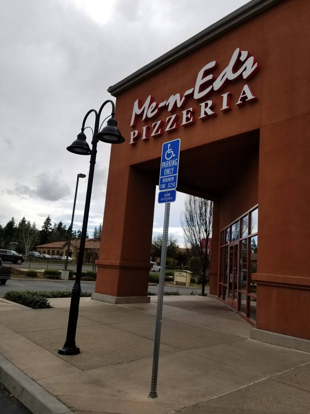Me-N-Eds Pizzeria | restaurant | 7025 N West Ave, Fresno, CA 93711, USA | 5594360563 OR +1 559-436-0563