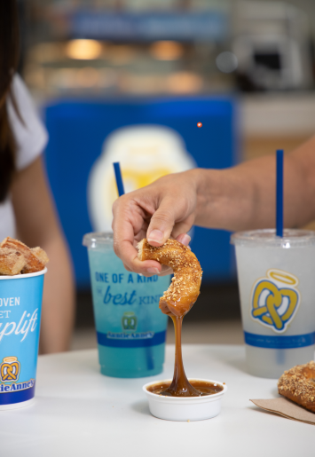 Auntie Annes | bakery | 1629 Creswell Ln, Opelousas, LA 70570, USA | 3379489399 OR +1 337-948-9399