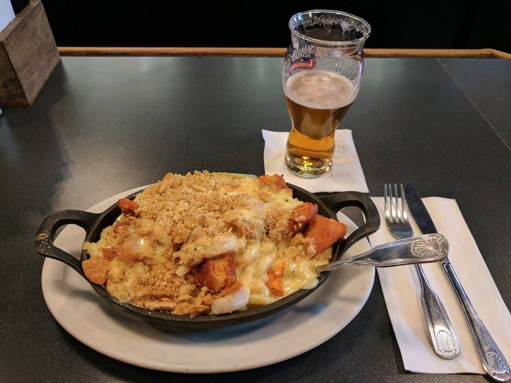 Family Ties | restaurant | 221 Main Rd, Tiverton, RI 02878, USA | 4016242321 OR +1 401-624-2321