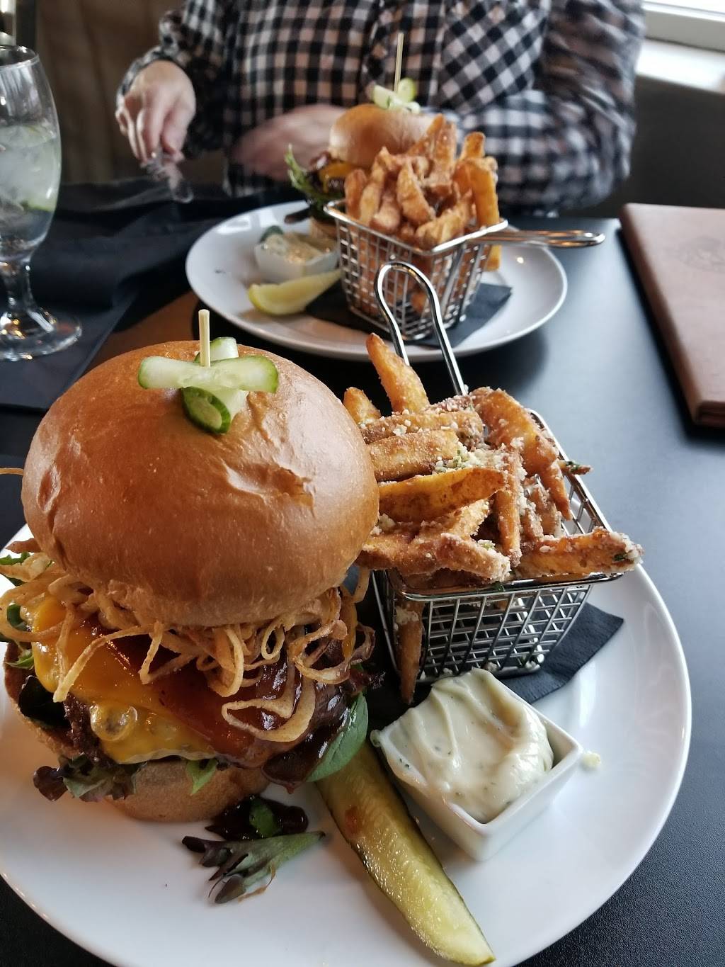 Draft Gastropub | restaurant | 664 W Ridgeview Dr, Appleton, WI 54911, USA | 9205851618 OR +1 920-585-1618