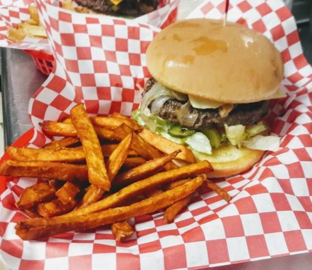Texas Style Burgers & Wings | restaurant | 1831 Brown Blvd #110, Arlington, TX 76006, USA | 8172751125 OR +1 817-275-1125