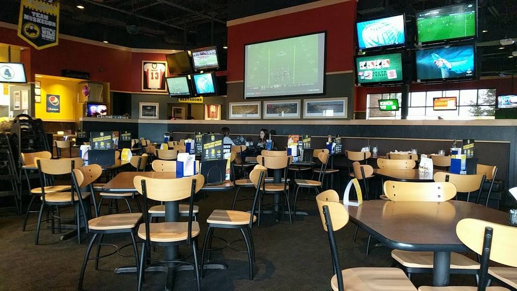 Buffalo Wild Wings | meal takeaway | 5648 Harvey St, Muskegon, MI 49444, USA | 2317992999 OR +1 231-799-2999