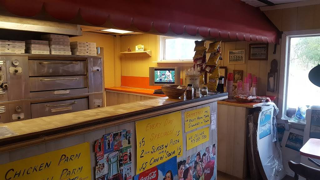 Geppettos Pizza | restaurant | 365 Ringwood Ave, Wanaque, NJ 07465, USA | 9738357086 OR +1 973-835-7086