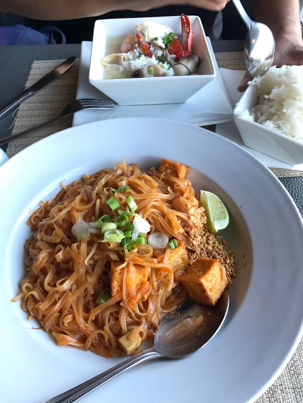 Kinnara Thai | restaurant | 15355 Sherman Way, Van Nuys, CA 91406, USA | 8189887788 OR +1 818-988-7788