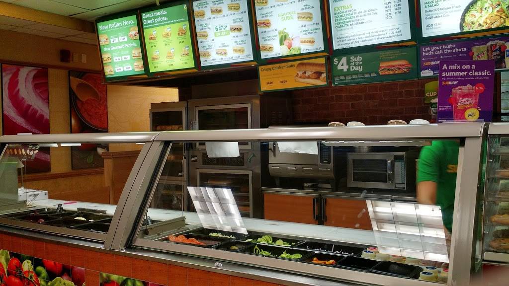 Subway | meal takeaway | 6465 Airport Rd, Mississauga, ON L4V 1R8, Canada | 9052939696 OR +1 905-293-9696