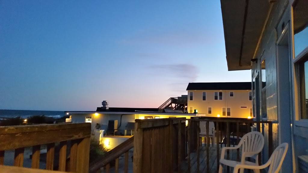 Jolly Roger Inn & Pier | restaurant | 803 Ocean Blvd, Topsail Beach, NC 28445, USA | 9103284616 OR +1 910-328-4616