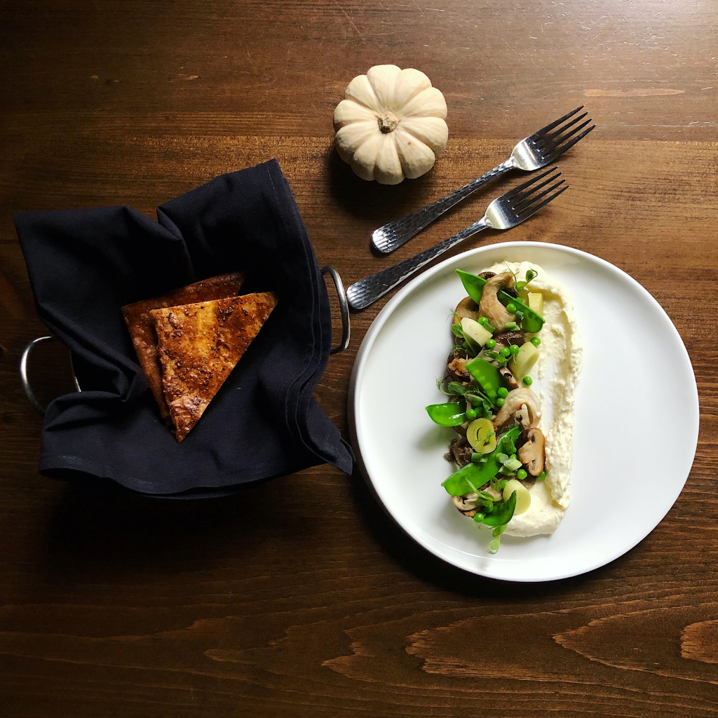 Table 16 | restaurant | 342 Rue Principale, Saint-Sauveur, QC J0R 1R0, Canada | 4502272478 OR +1 450-227-2478