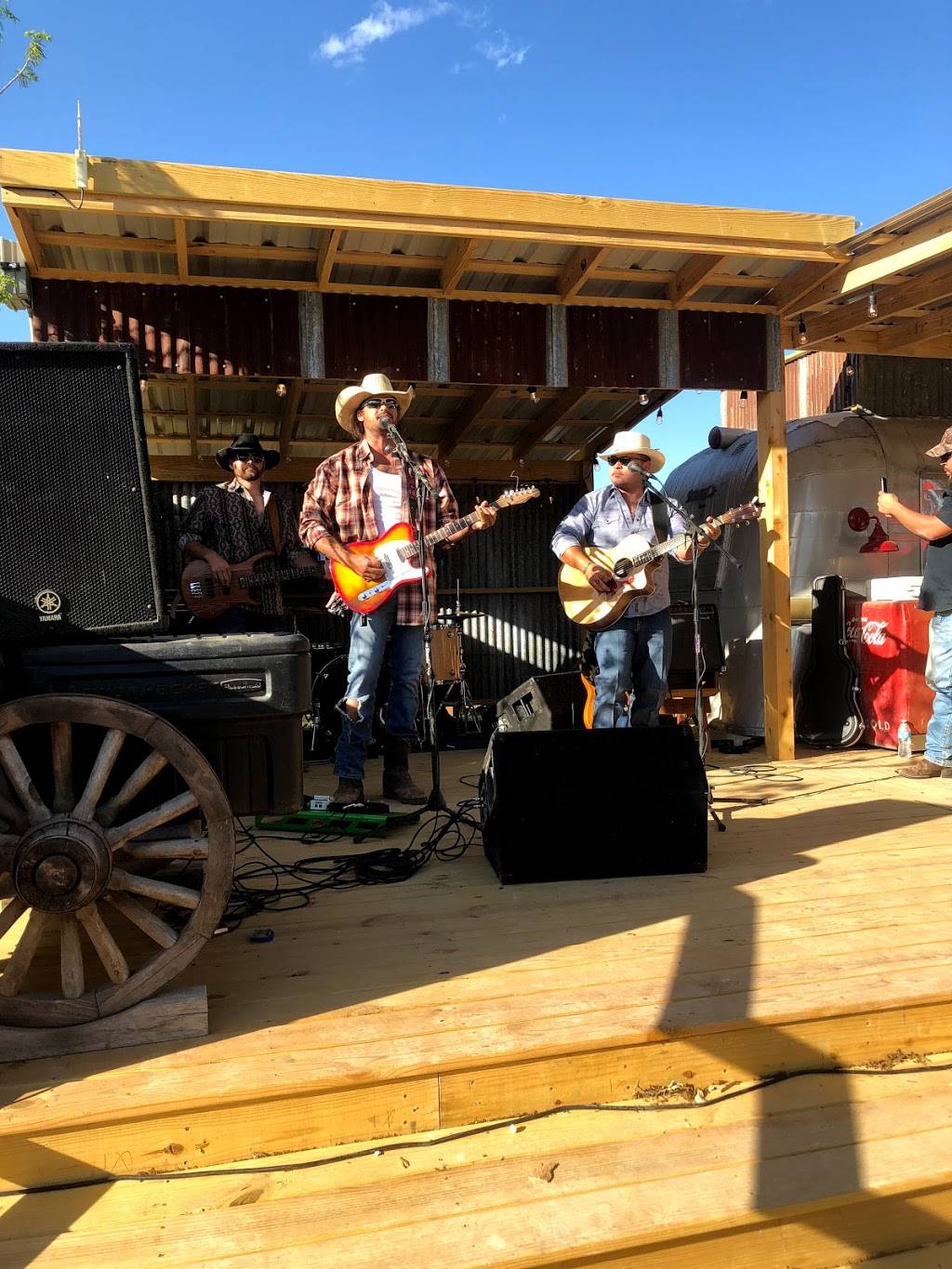 Five Mile Food Truck Park | restaurant | 6150 TX-16, Pipe Creek, TX 78063, USA | 8307967456 OR +1 830-796-7456