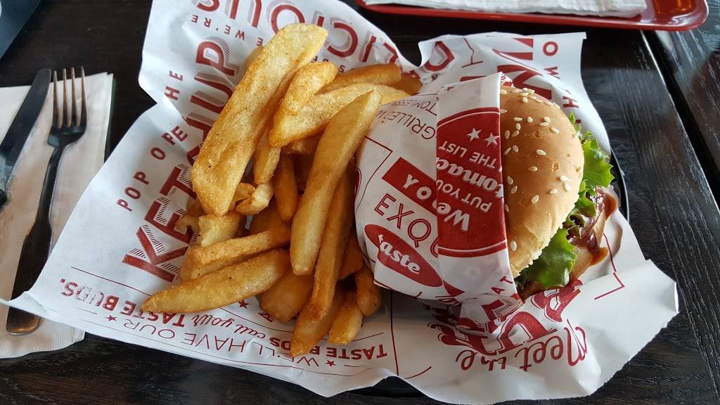 Red Robin Gourmet Burgers and Brews | restaurant | 21220 Pioneer Plaza Dr, Watertown, NY 13601, USA | 3155237320 OR +1 315-523-7320
