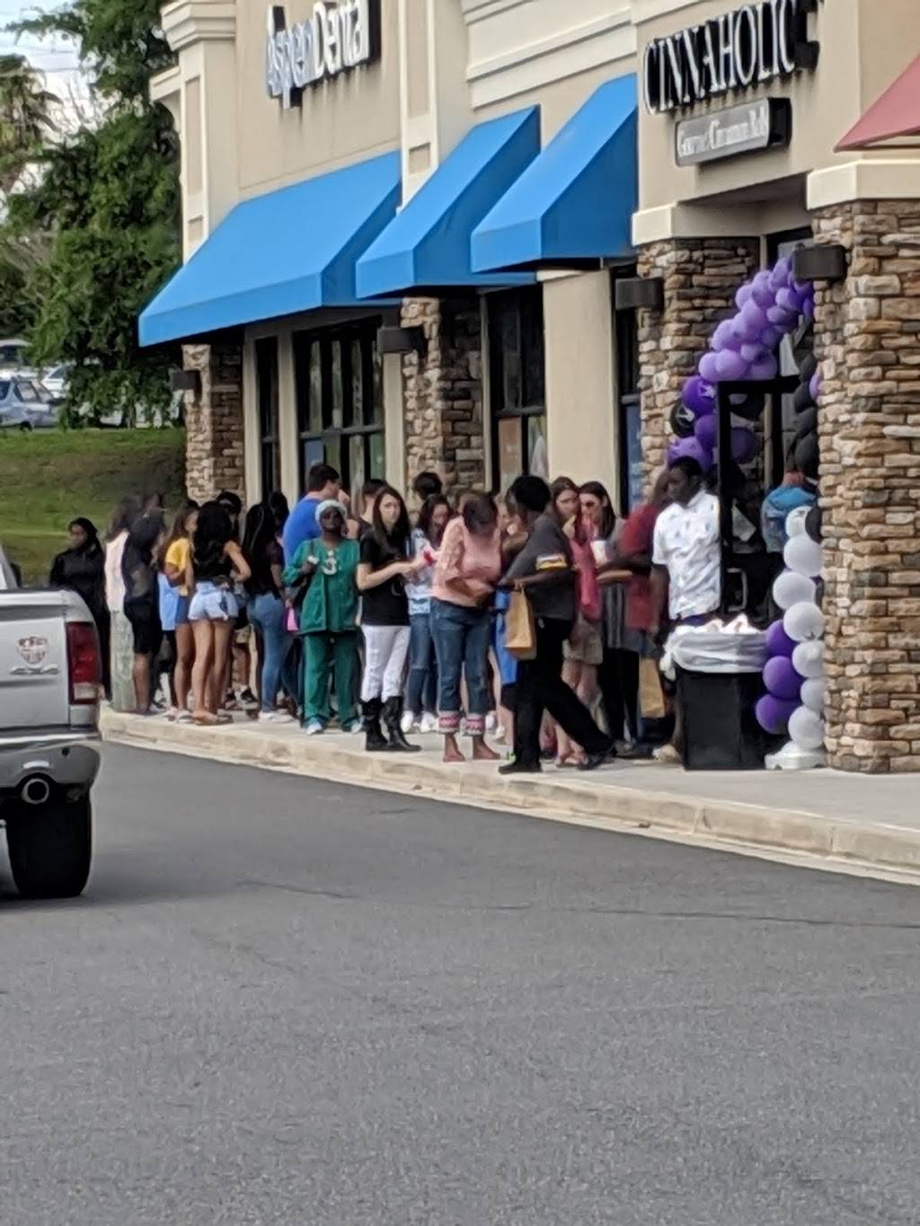 Cinnaholic | bakery | 1609 Norman Dr, Valdosta, GA 31601, USA | 2294744484 OR +1 229-474-4484