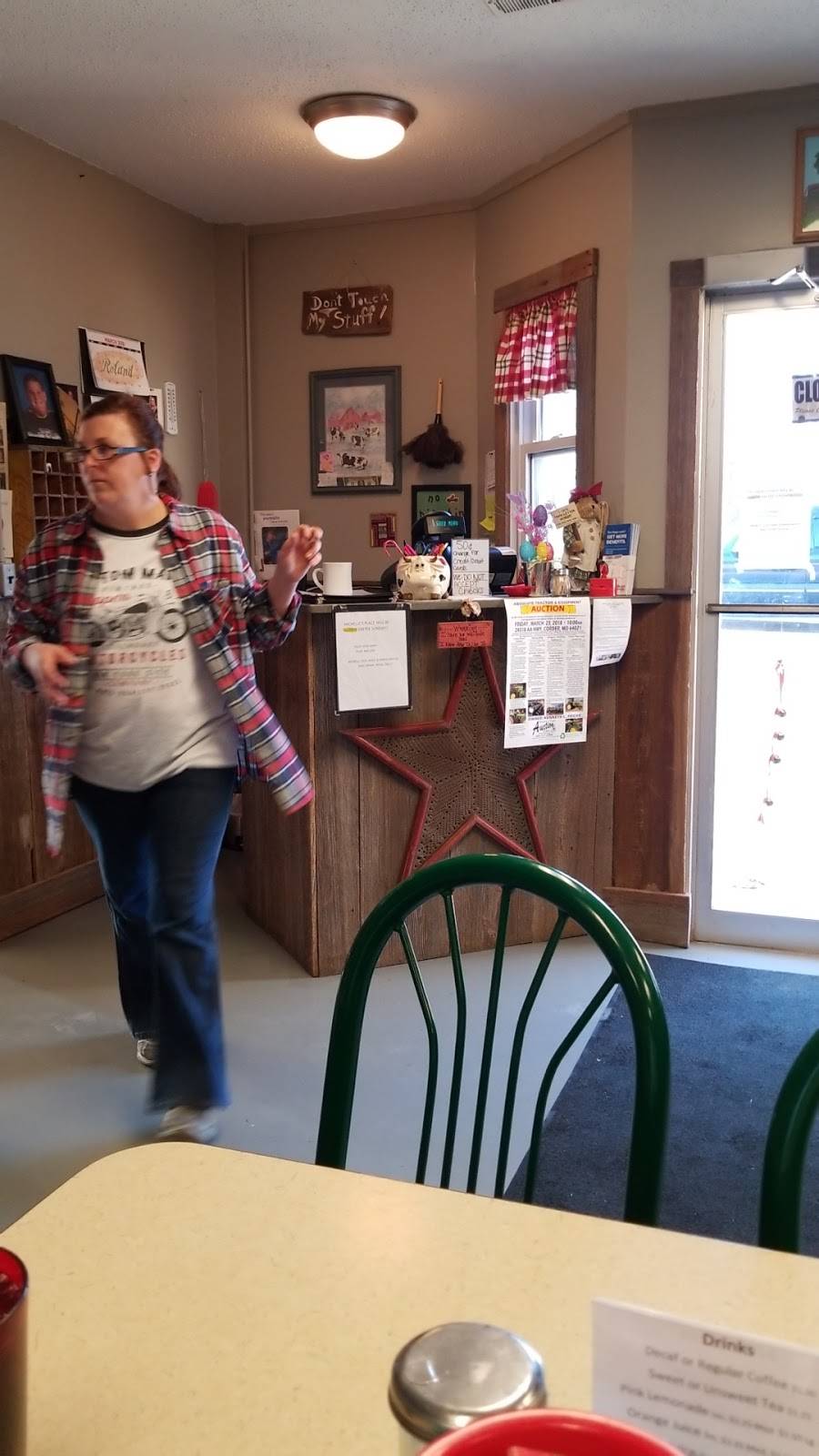 Michelles Place | restaurant | 400 W Marshall St, Mayview, MO 64071, USA | 6602374433 OR +1 660-237-4433