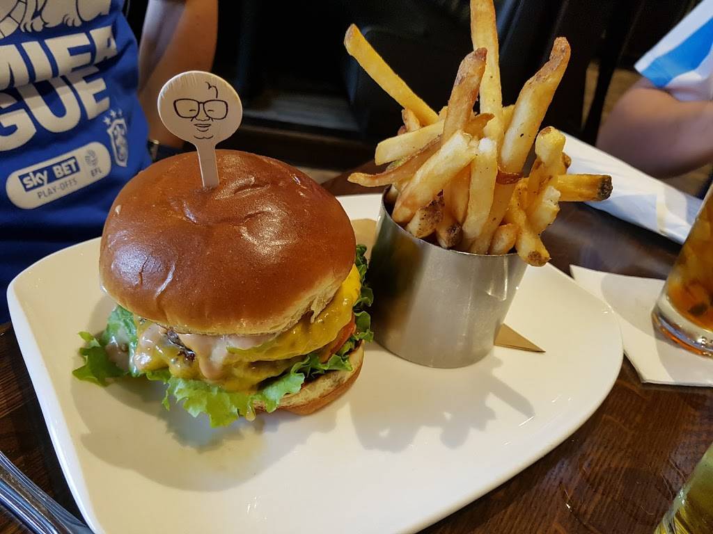 Harry Carays 7th Inning Stretch | restaurant | Water Tower Place, 835 N Michigan Ave, Chicago, IL 60611, USA | 3122020500 OR +1 312-202-0500