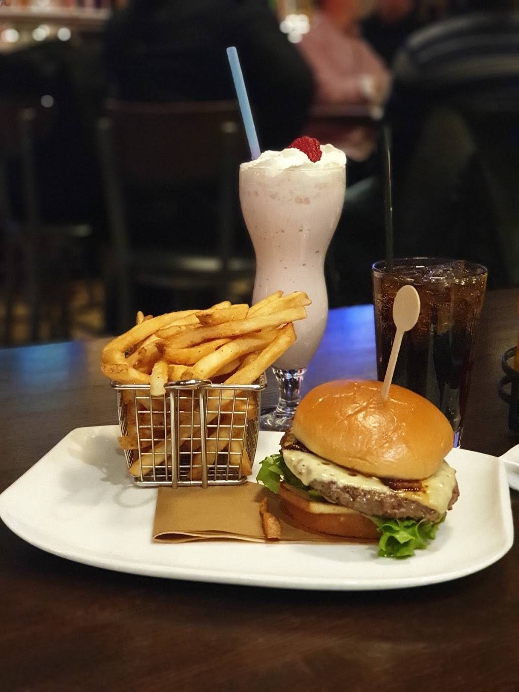 Harry Carays 7th Inning Stretch | restaurant | Water Tower Place, 835 N Michigan Ave, Chicago, IL 60611, USA | 3122020500 OR +1 312-202-0500