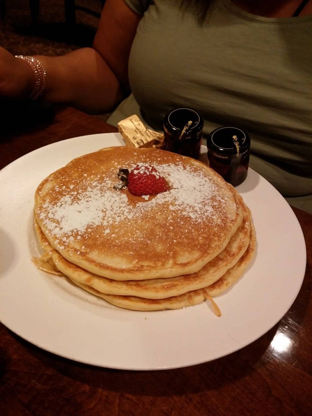 McKays | restaurant | 3540 S Figueroa St, Los Angeles, CA 90007, USA | 2137434111 OR +1 213-743-4111