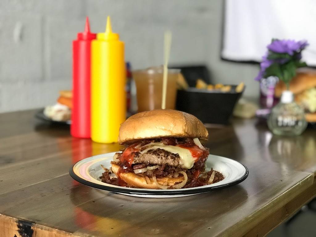 Pipo Burgers on Wheels | restaurant | 8132 NW 67th St, Miami, FL 33166, USA | 3053939694 OR +1 305-393-9694