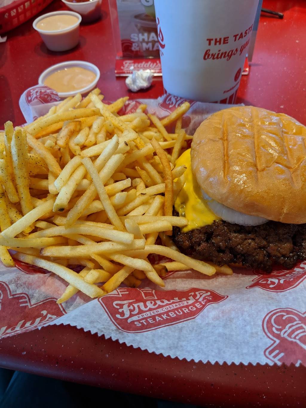 Freddys Frozen Custard & Steakburgers | restaurant | 7402 W 159th St, Orland Park, IL 60462, USA | 7084078222 OR +1 708-407-8222